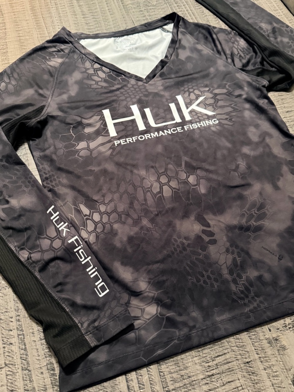 Huk Performance Fishing Black Charcoal Camo V-Neck Fishing Shirt - Picture 2 of 9